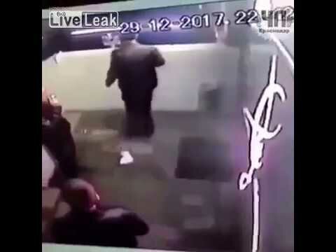 فيديو صادم يوثق لحظة سقوط شاب من أعلى بناية